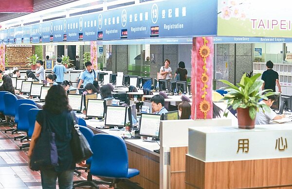 軍公教人員明年加軍公教人員明年加薪,只差一紙公告。(本報系資料庫)薪,只差一紙公告。聯合報系資料照