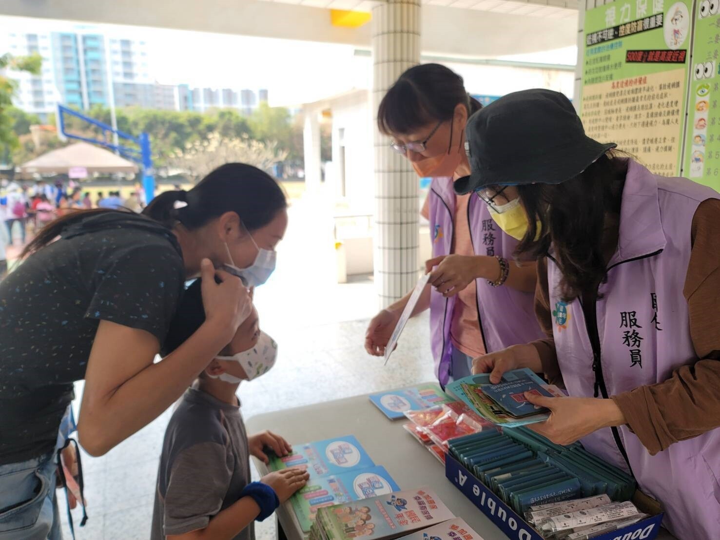 國民年金服務員搭配市集活動擺攤宣導國民年金。圖／屏東縣府社會處提供