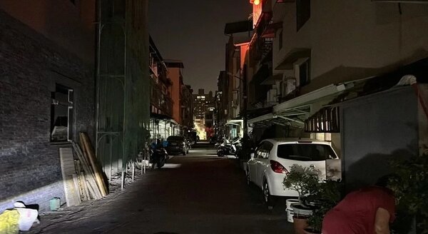 高雄市鳳山區正義里今晚有20盞路燈熄滅，現場一片黑暗。圖／聯合報讀者提供
