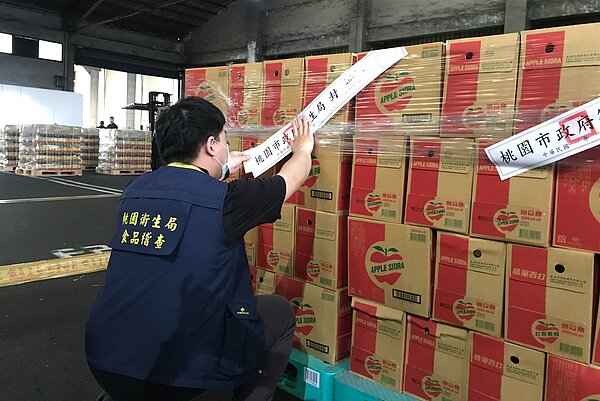 蘋菓西打又見混濁物。圖／桃園衛生局提供