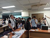 協和電廠環評審查爆衝突　反開發團體闖入！環保署：盼理性表達意見