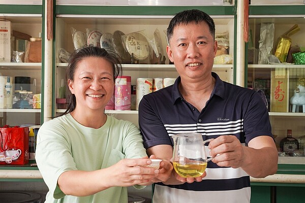 特等獎坪林全億茶行首次奪得特等獎，茶行由戴孟慧及鄭永順夫婦第三代共同經營。圖／新北市政府農業局提供