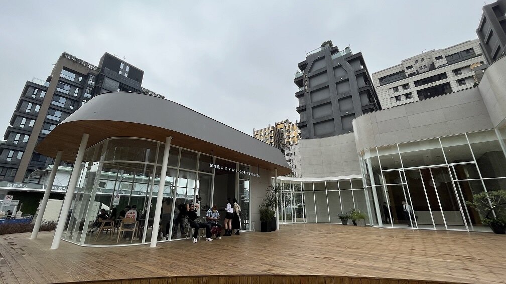 ▼「義泰值境」接待中心打造深澤直人設計的快閃咖啡廳。(圖/<a href="https://house.ebc.net.tw/" data-cke-saved-href="https://house.ebc.net.tw/" data-cke-saved-href="https://house.ebc.net.tw/" data-cke-saved-href="https://house.ebc.net.tw/" data-cke-saved-href="https://house.ebc.net.tw/" data-cke-saved-href="https://house.ebc.net.tw/" data-cke-saved-href="https://house.ebc.net.tw/" target="_blank">EBC地產王</a>張琬聆攝)