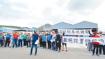 林園區里長聯誼會主席洪進財（前）昨日上午率里民和多位里長，到林家路的預計施作位置抗議，拉起「拒絕設置儲能場」白布條。（洪靖宜攝）