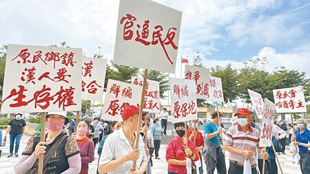 台東縣議員林參天昨天發起「公地放領，還我土地」行動，300位農民至台東縣議會陳情，甚至有南投民眾遠道而來。（蔡旻妤攝）