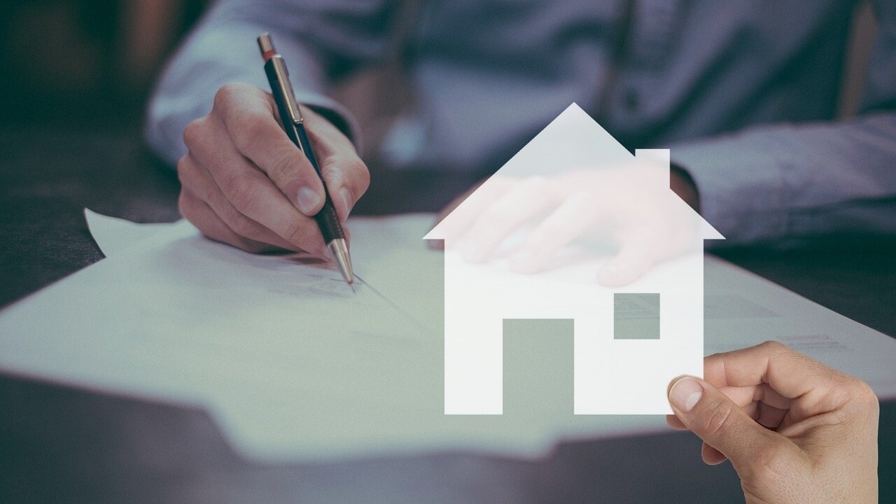 ▼網友們認為,建商缺乏誠信,勸原PO別買了,但訂金或違約金等屬於自己的權益要積極爭取。(示意圖/取自<a href="https://pixabay.com/photos/mortgage-house-contract-sign-home-5266520/"><span style="color:#000000;">pixabay</span></a>)