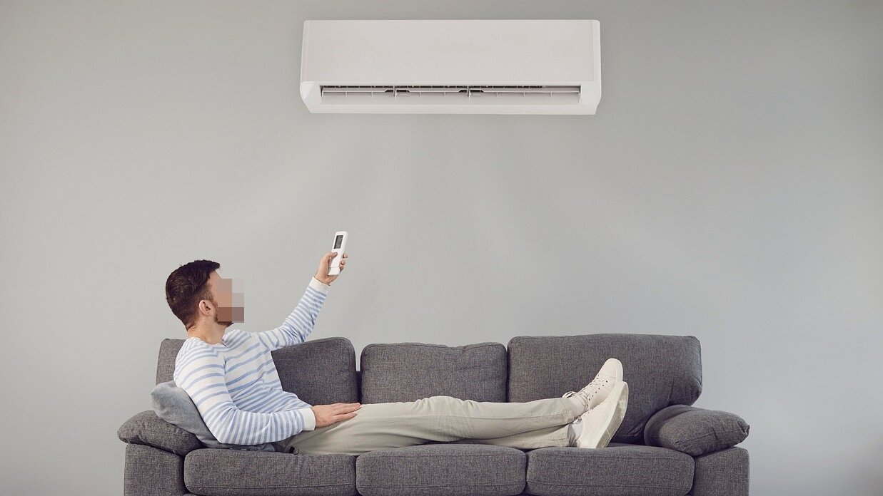 ▼一名房東稱分租房間時沒有牽獨立電表，導致有名房客大肆用電，冷氣幾乎24小時全時段運轉，且屢勸不聽，讓他十分苦惱。（示意圖，非新聞當事人／取自<a href="https://pixabay.com/photos/air-conditioner-man-sofa-7267527/"><span style="color:#000000;">pixabay</span></a>）
