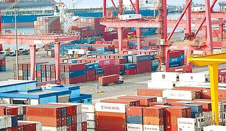 國發會26日公布4月景氣燈號,連續6個月亮起代表景氣低迷的藍燈,顯示國內景氣成長動能仍偏弱。圖為26日基隆港貨櫃碼頭。(鄭任南攝)