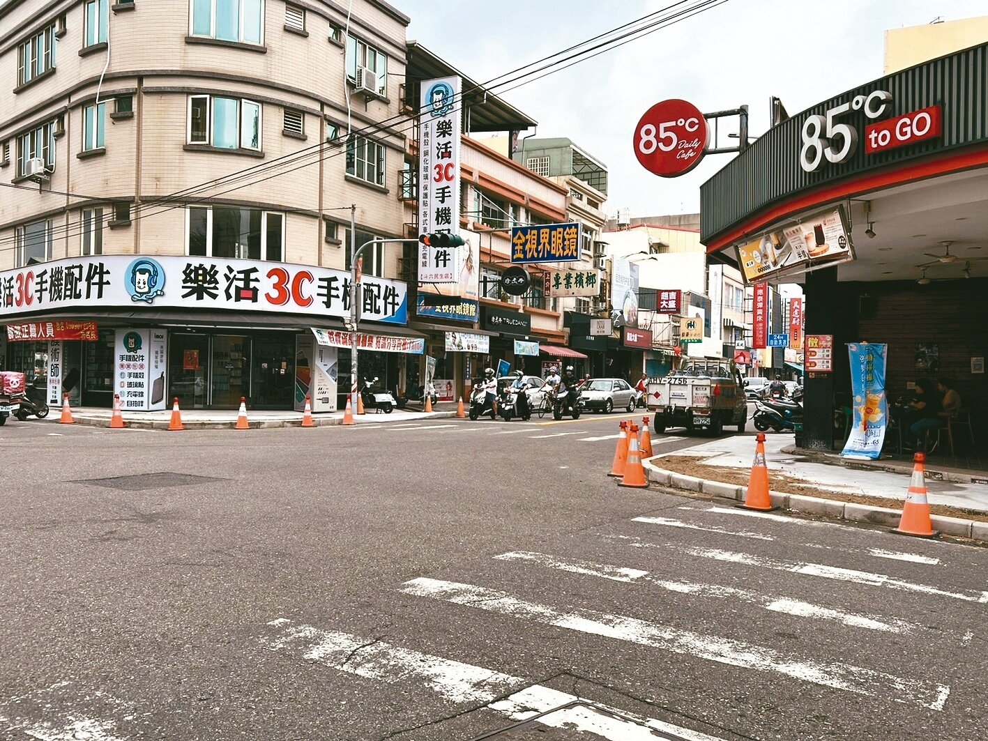 雲林縣斗六市區內環有25處危險、易肇事路口都在進行人行道改善工程。記者陳雅玲/攝影