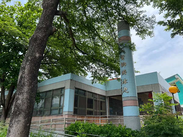 雲林縣崙背鄉立游泳池近日發生竊案,內部電纜線遭竊,配電箱也被破壞,需要一段時間修復,公所原本預計6月開放,恢復營運可能還得再等等。記者陳苡葳/攝影