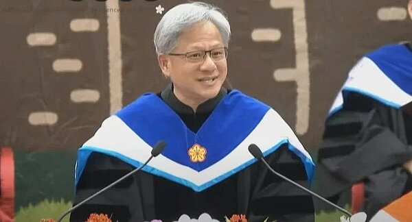 輝達執行長黃仁勳；圖為今早出席台大畢業典禮照片。（擷自udn直播畫面）
