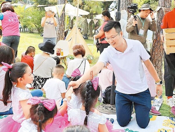 南投市長張嘉哲將生育津貼從1萬元提高至3萬元,26日獲代表會支持通過,預計7月1日起實施。(南投市公所提供/楊靜茹南投傳真)