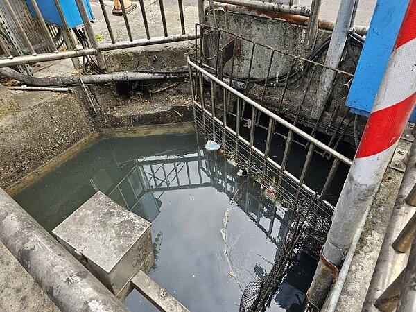 張治祥秘書長親自督導湧北湖圳之改善情形。圖／工務處提供	