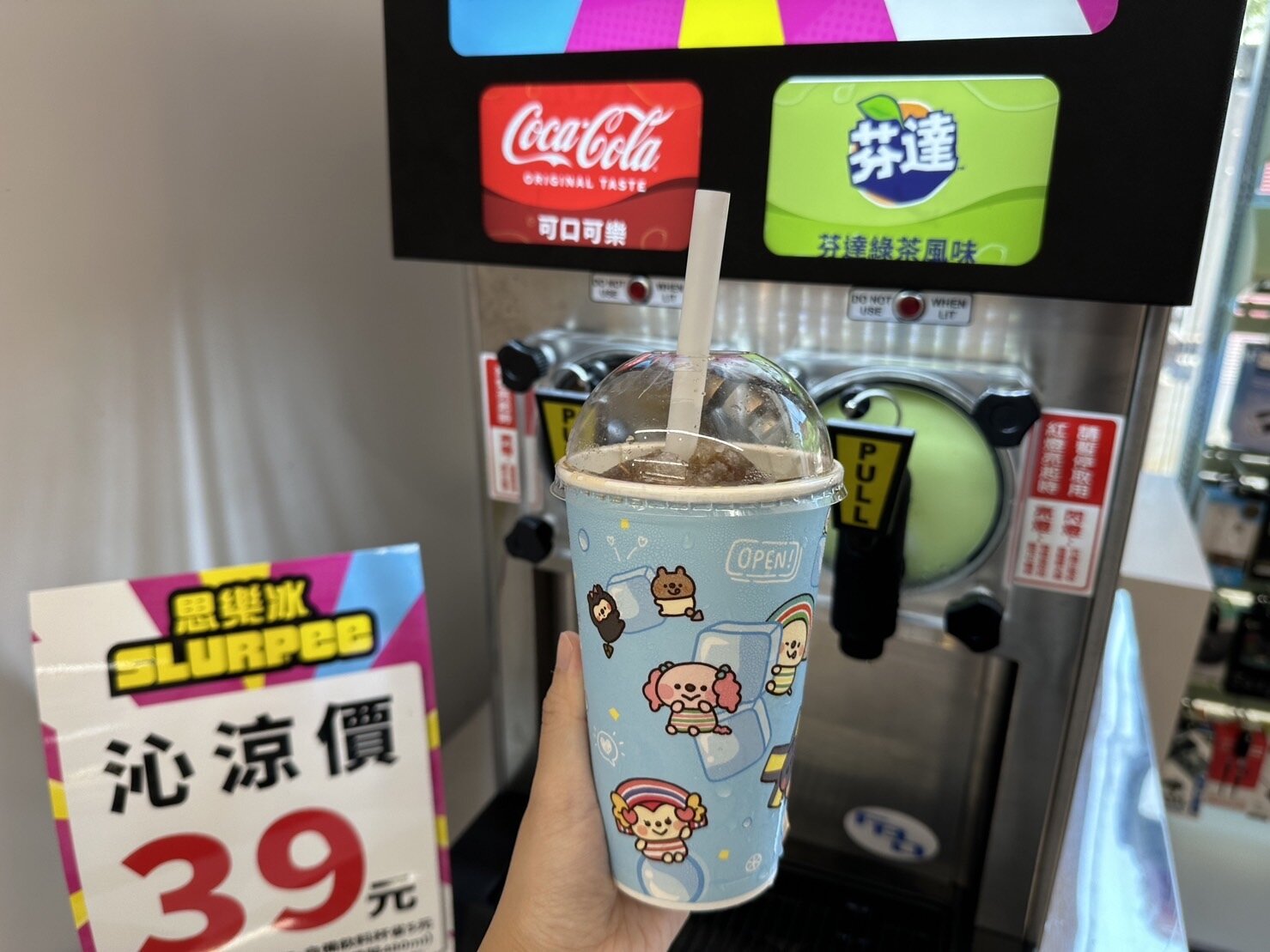 7-ELEVEN「思樂冰」開賣了!目前僅限7-ELEVEN道生門市開賣,採取每日限量制,共有可口可樂、芬達綠茶等兩種口味,售價39元。記者陳立儀/攝影