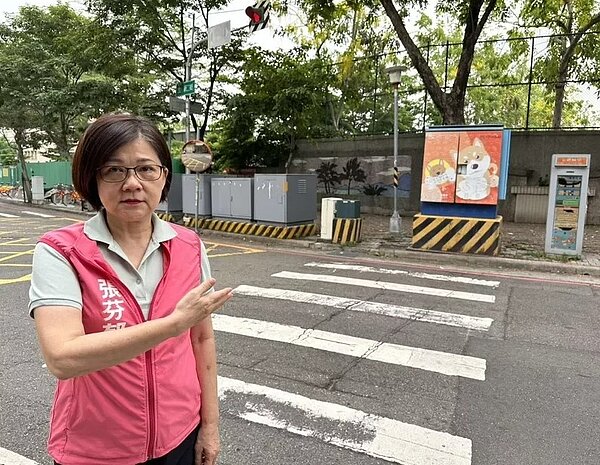 台中市議員張芬郁指,從大里區自立路走行穿線穿越立新二街,人行道上有電箱擋道,形同「碰壁」。圖/張芬郁提供