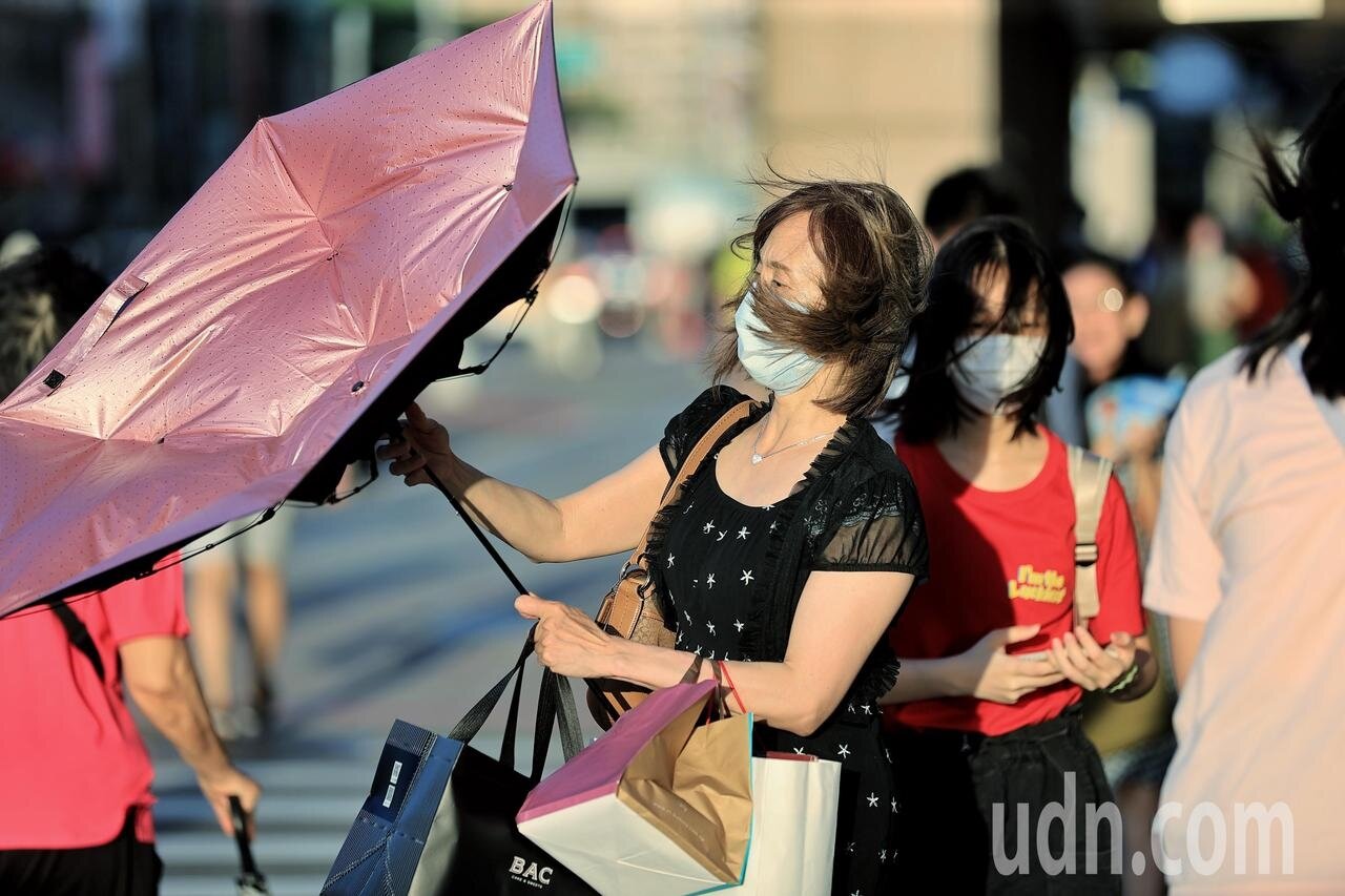中央大學大氣科學系兼任副教授吳德榮今天指出,今各地氣溫降、北台轉涼,梅雨季第4波移動性鋒面伴隨局部陣雨或雷雨,漸往南移。記者林伯東/攝影