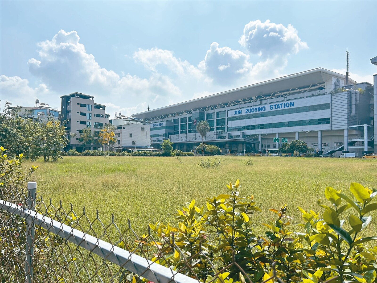 高鐵左營站具備三鐵共構優勢,但後站發展遠不及前站,通車13年,後站前仍是一片荒地。記者徐白櫻/攝影