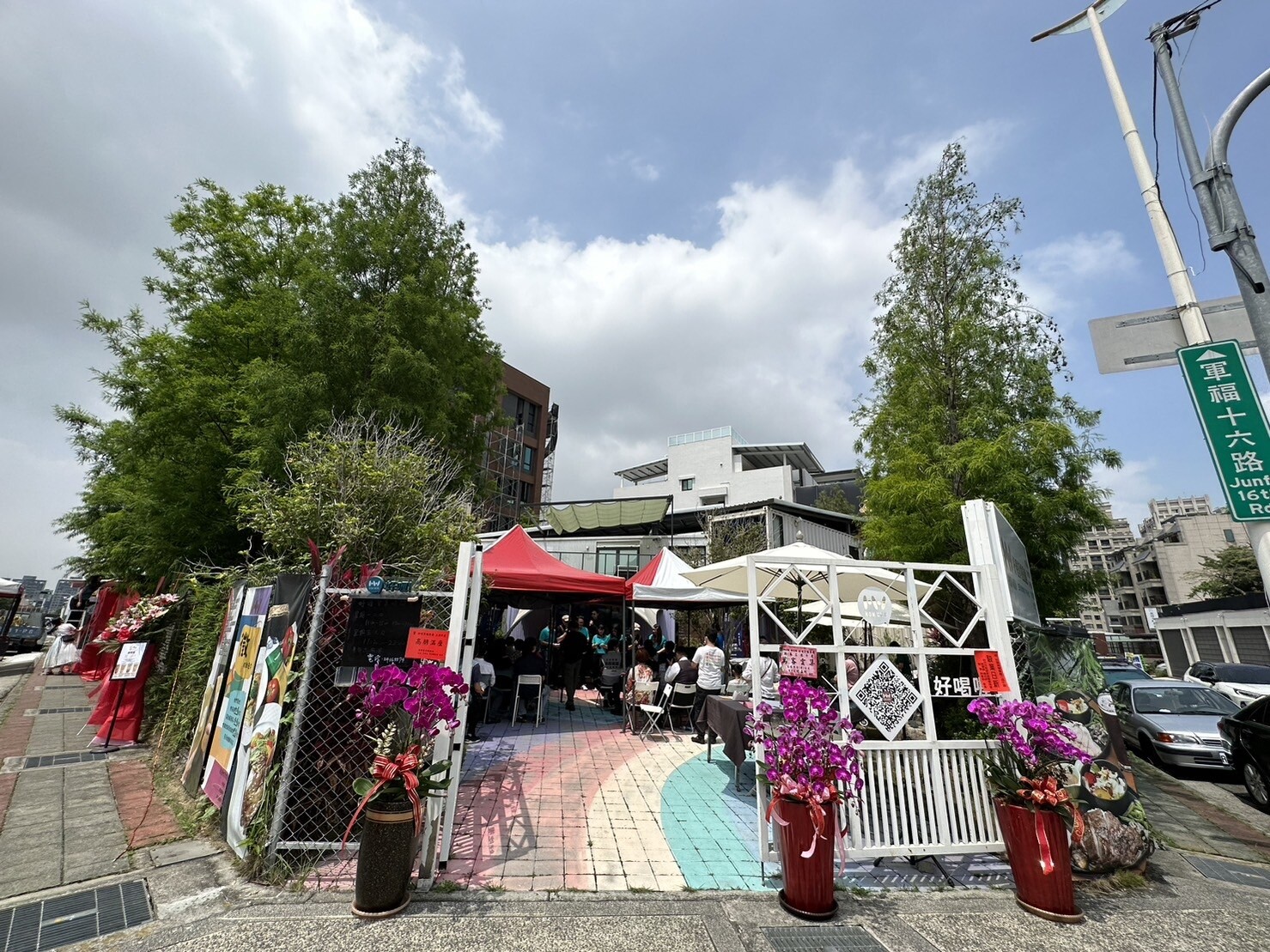 「好喔」餐廳用貨櫃屋組成，是餐廳也是建案的接待中心，成為網美愛打卡的店。記者黃寅／攝影 