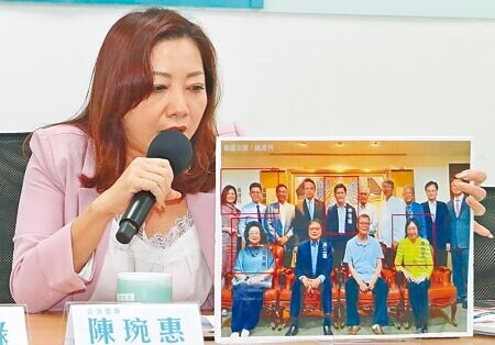 台灣民眾黨立法院黨團幹事長張其祿、立委陳琬惠（圖）24日舉行「詐騙案疑雲說不清 民進黨別裝傻！」記者會，陳琬惠展示多位綠營人士跟im.B詐騙案主嫌曾國緯合影的照片，呼籲民進黨清楚說明與im.B主嫌的關係，釐清是否有不法情形，並盡速修法納管P2P借貸平台，重建民眾對政府的信心。（劉宗龍攝）