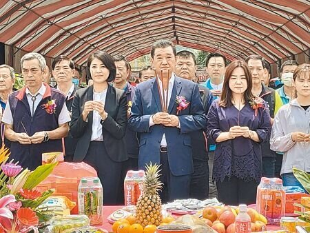 南投縣草屯鎮公所爭取闢建草屯鎮都市計畫52號道路(建興街)近日順利完工,27日舉辦通車典禮,南投縣長許淑華(左2)等人一同祈福。(潘虹恩攝)