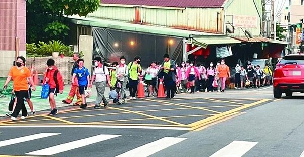 新北議員李宇翔表示,學生通學的危險仍每天在五股、泰山上演。圖/李宇翔提供