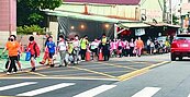 道路狹窄　五泰學童通學只能貼著公車走