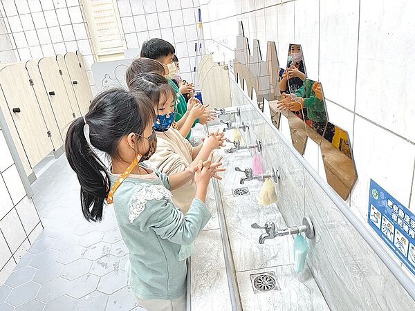 台灣今年首度有病毒ㄒ疫苗問世,不過,醫生提醒,該疫苗只能預防一種型別,即使接種後,仍要做好自我保護。圖為學童洗手的畫面(桃園市衛生局提供/陳夢茹桃園傳真)