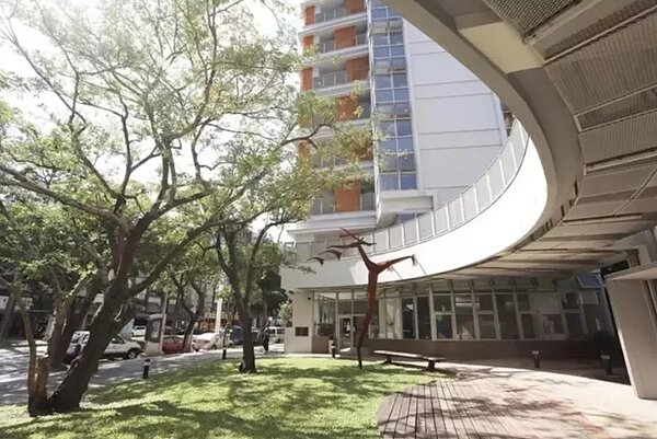 青年依專長提出具社會性、公共服務性的社區回饋計畫,得以免抽籤入住社宅,此為北市松山區健康社宅。圖/北市都發局提供