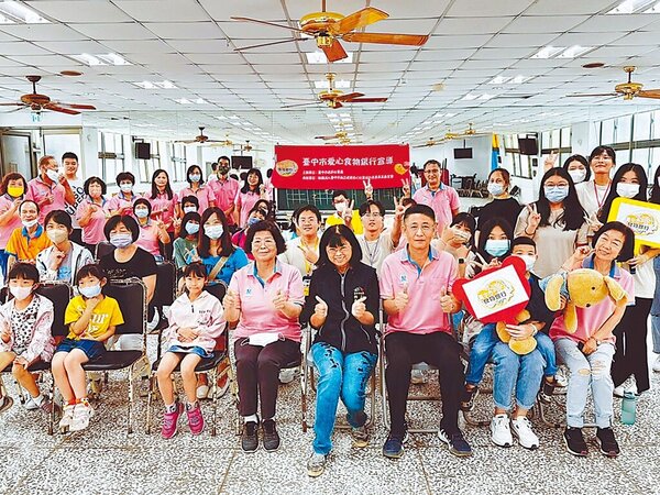 台中市政府社會局攜手靜宜大學等單位,以遊戲闖關的方式宣導生理期小知識、衛生棉正確使用方式等,盼宣導性別友善。(台中市政府提供/林欣儀台中傳真)