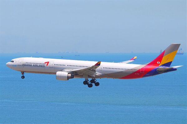 韓亞航空26日一架從濟州機場飛往大邱的航班落地前，一名30多歲男姓乘客突然打開逃生門，造成至少9人呼吸困難。圖／維基百科