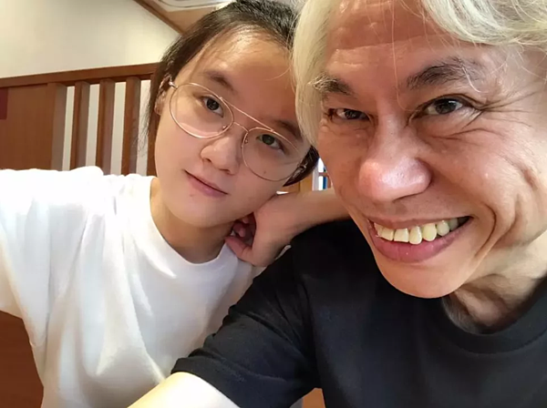 李坤城（右）跟林靖恩的「爺孫戀」一度造成轟動。圖／摘自臉書