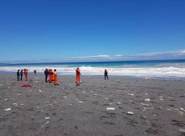 花蓮縣有2名小學生到加灣海邊玩，都遭海浪捲入，其中1名兒童獲救，另1名兒童失蹤。圖／民眾提供
