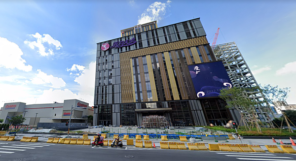從台積潮起看房…他苦等2年入主「北高蛋黃區」 價格曝光被讚:少奮鬥5年 高雄富國路一帶機能完整,近捷運紅線R13凹子底站,擁百貨、超市、傳統市場等。圖/翻攝自Google maps