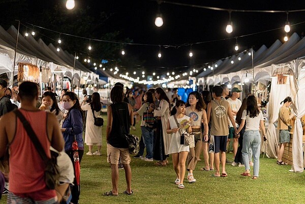 南國生活節進入第三天壓軸場，今年升級雙舞台、市集及藝術加持活動，期間已累計超過5萬名樂迷。圖／屏東縣政府提供