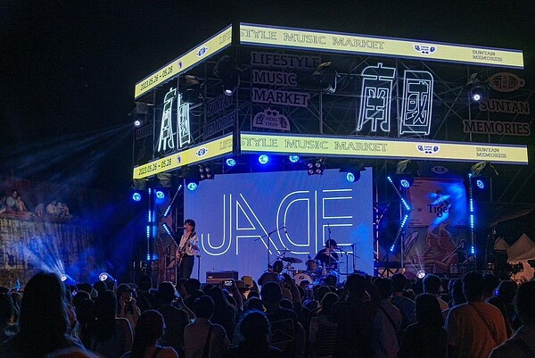 除了來享受音樂的年輕樂迷,現場還有許多家長帶著小孩來享受一場音樂、微風與藝術的共鳴饗宴。圖/屏東縣政府提供