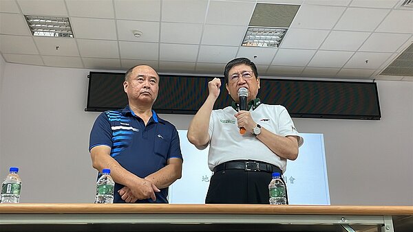 楊文科強調,昨說明會就是要向居民說明清楚,颱風7天的搶險計畫如何施作,安全部分由里長毛振福(左)做為窗口。記者黃羿馨/攝影