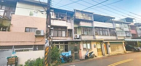 
新北市樹林區55歲的王姓男子近日在住家輕生，鄰居意外在陽台撞見，警方獲報後發現，王男的8旬老母也陳屍在住家，事發詳情調查中。（黃敬文攝）
