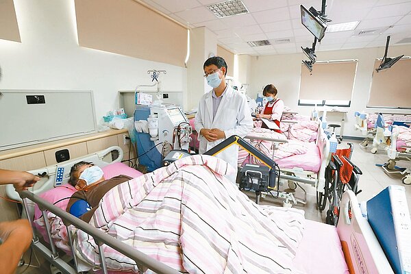 高雄六龜衛生所主任林鴻到血液透析中心關心洗腎病患。記者劉學聖/攝影