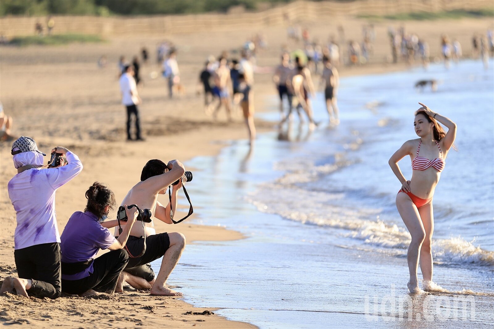 瑪娃颱風逐漸接近台灣,今天北部在沉降效應影響下,各地溫度偏高,假日午後的沙崙海水浴場聚集不少出遊人潮,民眾戲水搭配夕陽美景拍照留念。記者林伯東/攝影