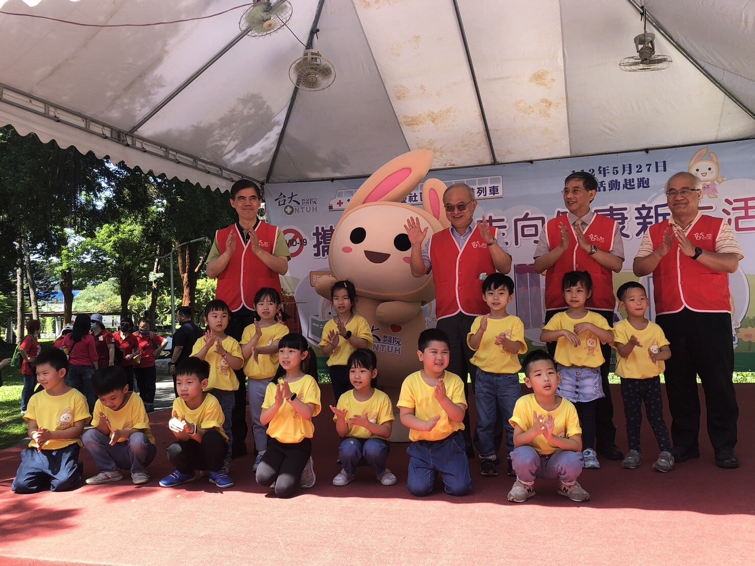 每年舉辦的台大醫院院慶義診活動,停辦了兩年,昨於疫後首次以義診來守護民眾健康,吉祥物醫寶(後排左二)也將脫下口罩,一起慶祝台大醫院128周年院慶。記者沈能元/攝影
