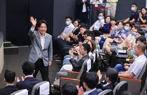 賴清德今天前往台大參加「總統馬拉松」活動並接受學生提問。余承翰/攝影