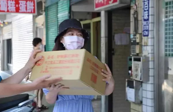 台北市中正萬華區議員吳沛憶,疫情期間投入防疫的身影。圖/取自辜凱鈴臉書