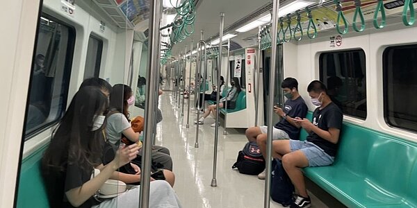 高雄捷運黃線,高市府要負擔608.55億元,這筆錢有一大部分要靠出售黃線沿線23個場站半徑500公尺內建案開發的「增額容積」挹注,若建商對「增額容積」不買帳,黃線開發經費恐難支應,未來採同一模式的紅線。圖/中時