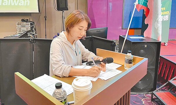 原爭取民進黨提名的前新竹市議員李妍慧在確定黨中央將徵召林志潔後，28日在臉書發文向支持者說抱歉，指辜負了大家的期待。（翻攝自李妍慧臉書／陳育賢新竹傳真）