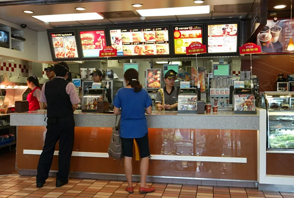 新北市土城裕民麥當勞停止營業，網友相當不捨，許多人喊著要去吃最後一次，留下回憶。示意圖／報系資料照