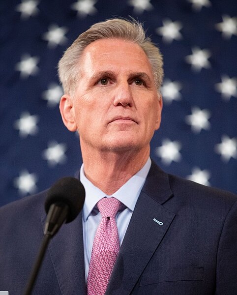 麥卡錫1月為登上議長寶座而討好眾院共和黨「自由黨團」等右派同僚,答應恢復眾院過去只需一位議員就能發動罷免議長的內規,在在凸顯他弱勢議長的處境。圖/維基百科