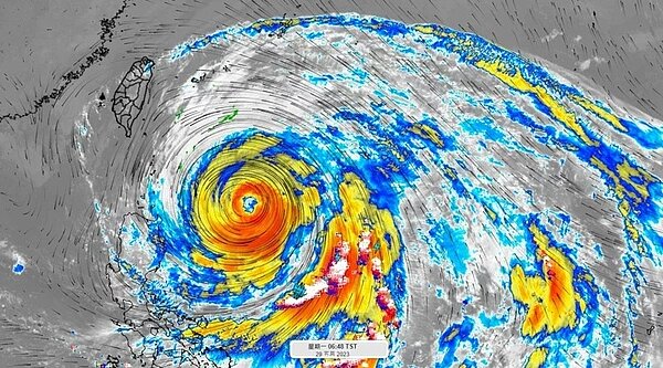 瑪娃颱風強度回到中颱等級,但暴風圈較廣,影響時間可能比較久。颱風從東部外海北上,但移動將顯著變慢,會有幾天時間以每小時9公里以下速度北上,強度也將減弱。圖/取自「氣象達人彭啟明」臉書粉專