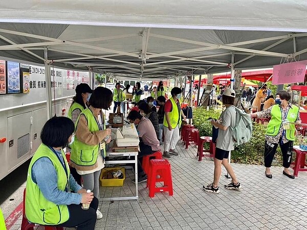 活動當日在捐血車旁還有許多攤販組成的小型市集。