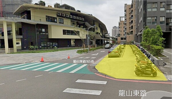 新竹市龍山東路165巷旁邊的人行道常遭惡霸機車占用,市府已祭出裁罰辦法。圖/新竹市政府提供