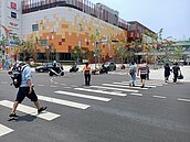 台中LaLaport驚傳停電　民眾摸黑吃飯！台電說明原因